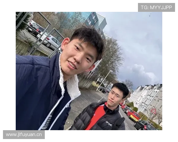 黄雅琼训练场上拎着几万块的包,场下像路人一样跋山涉水,真是两副人生模样